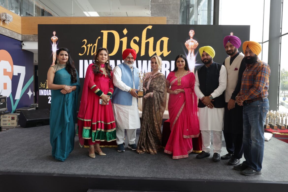 harveen kathuria receiving award.